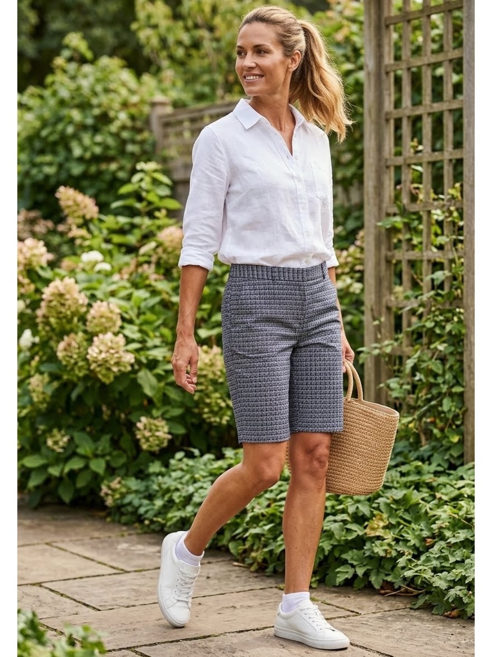 Banana Republic Classic 10” Tailored Shorts Blue and White Size 6 Coastal Summer